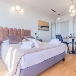 Aurora By Rent Apartment